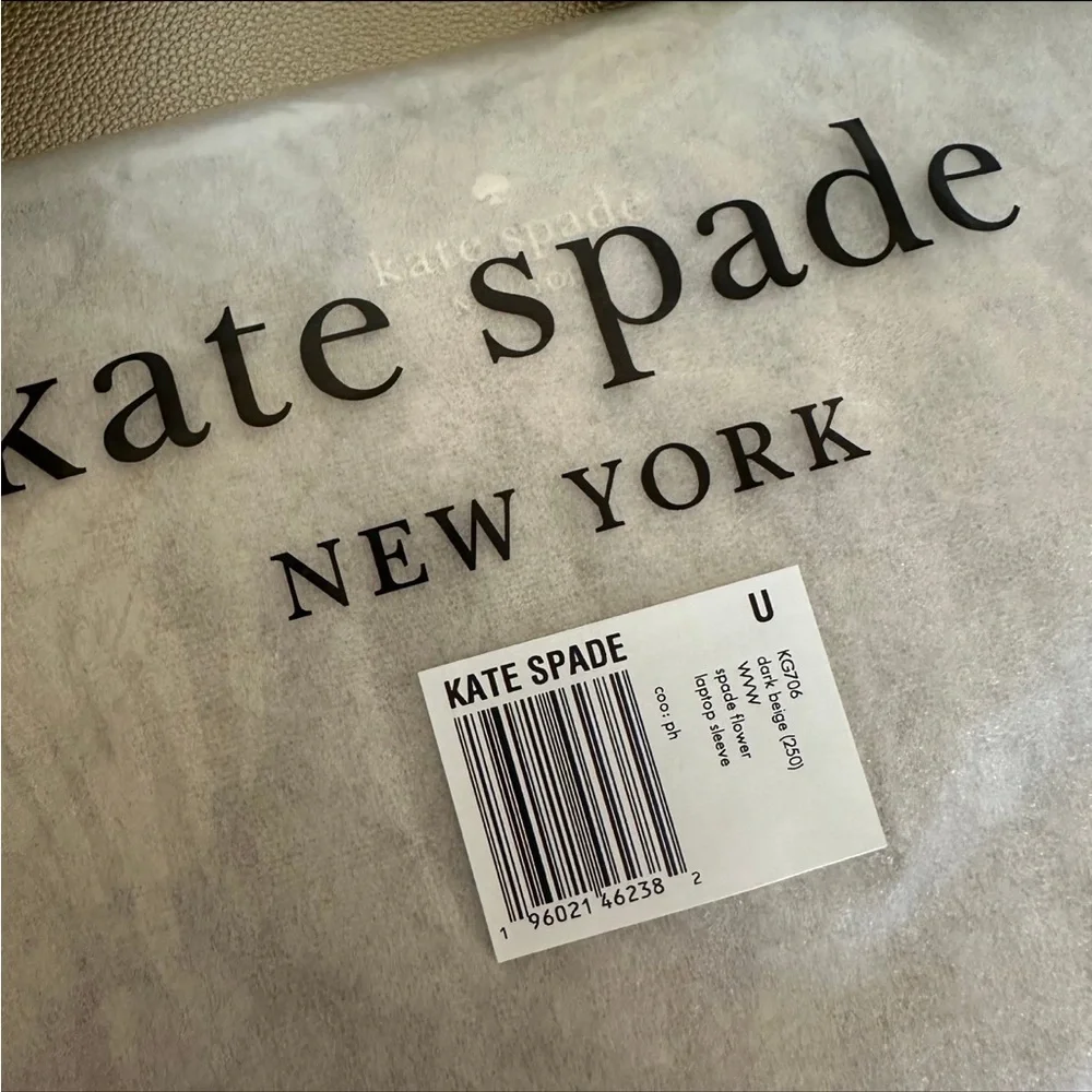NWT 🤍 Kate Spade Beige & Cream Flower Universal Laptop Sleeve